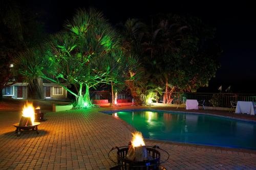 白河Destiny Lodge的夜间游泳池周围灯光环绕
