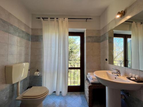阿斯蒂拉卡希纳德尔卡斯特罗农乐的一间带卫生间、水槽和窗户的浴室