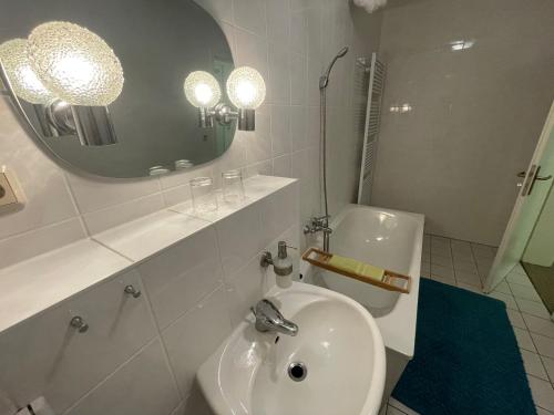 Canow彼得斯兰德酒店的一间带水槽、卫生间和镜子的浴室