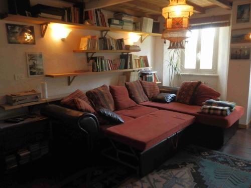 Coreglia Ligure@gatetothewild的客厅配有红色的沙发和桌子