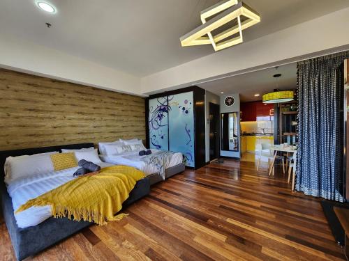 八打灵再也Lagoon View With Balcony 1-5pax Sunway Resort Netflix的一间卧室设有一张大床和木墙