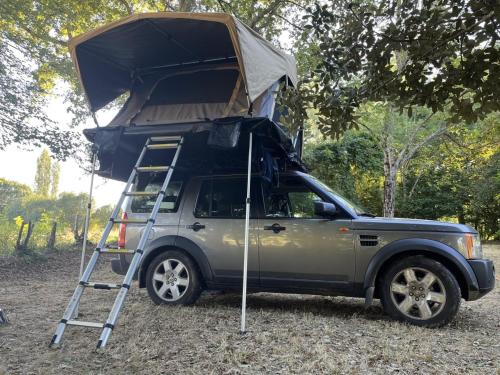 克罗伊登Landrover with luxury roof tent的一辆卡车,上面有帐篷