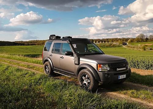 克罗伊登Landrover with luxury roof tent的停在土路的卡车