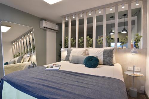 蒙得维的亚Exclusivo apartamento en Punta Carretas con Garaje的一间卧室配有一张大床和大镜子
