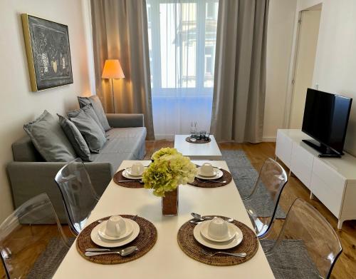 布拉格CITY CENTRUM CHARMING apartment的客厅配有桌子和沙发