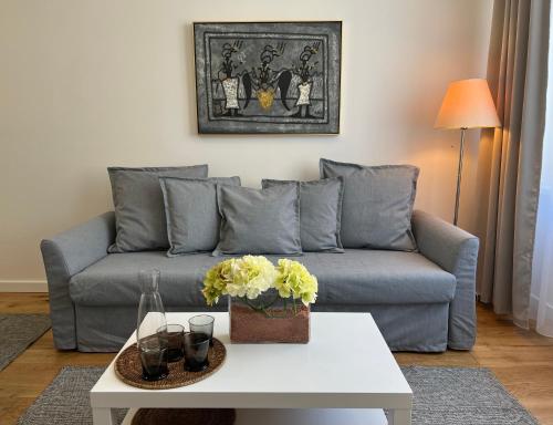 布拉格CITY CENTRUM CHARMING apartment的客厅配有沙发和桌子