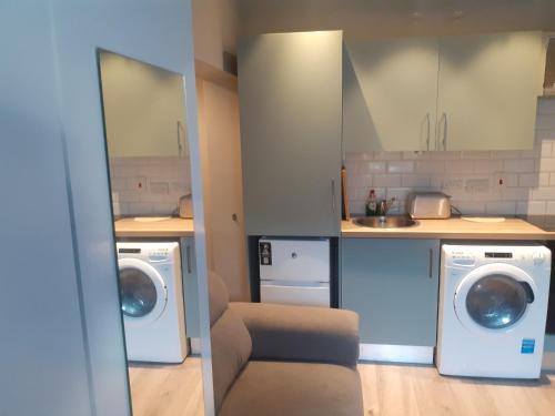 都柏林Spacious Studio-Dublin 3的厨房配有2台洗衣机和水槽