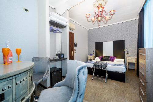 罗马瑞雷斯德伊帕皮酒店的卧室配有一张床和一张桌子及椅子