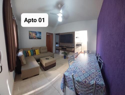 卡皮托利乌Condominio dos Lagos Capitolio 01的客厅配有沙发和桌子