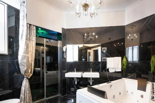罗马瑞雷斯德伊帕皮酒店的带浴缸、水槽和镜子的浴室