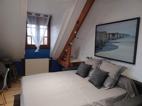 FressennevilleStudio Les Trois Clés的卧室配有白色的床和楼梯。