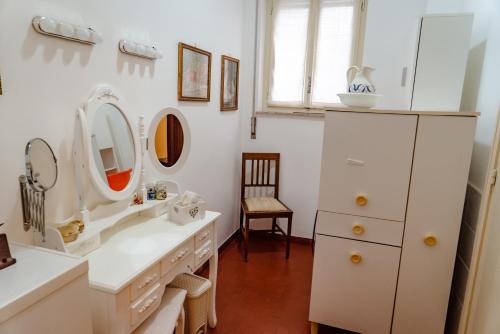 墨西拿Antiquarium Messina的浴室设有白色的柜台、镜子和椅子