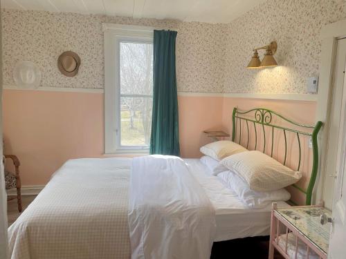 三河城勒克莱尔度假屋的一间卧室配有一张带白色床单的床和一扇窗户。