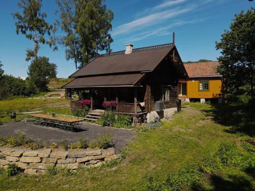 RingsakerVilla Leonore: Sommerhus m/strandlinje på Helgøya的田野上的房子,前面有一个花园