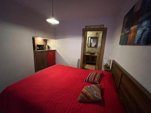 IldırGorkyHouseUrla的一间卧室配有红色的床和红色毯子