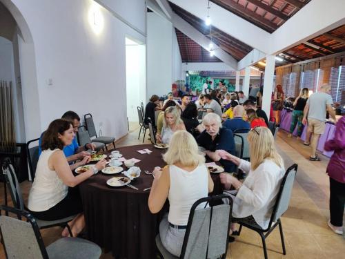 瓜拉大汉Tekoma Resort Taman Negara的一群坐在餐桌上吃食物的人