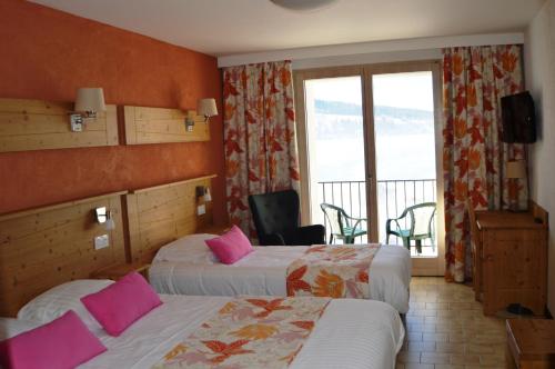 Grande Riviere卢格兰瓦酒店的酒店客房设有两张床和一个阳台。