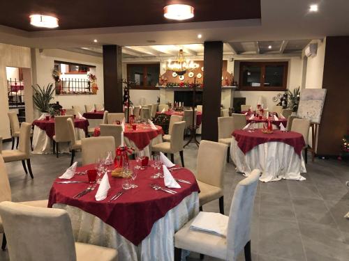Romans di VarmoLocanda Rossa的餐厅配有桌椅和红色桌布