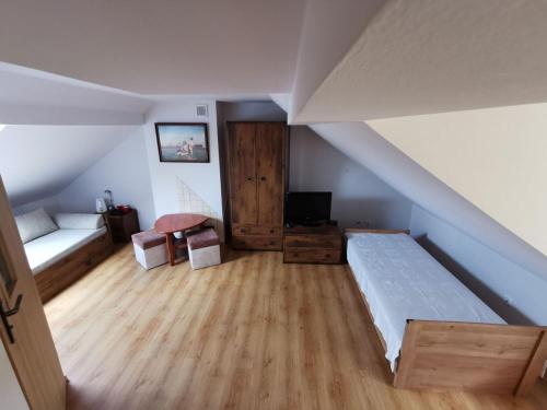 RyczówAgrostrzecha的阁楼间设有1张床和1台电视。
