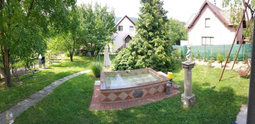 PilisszentivánHill View Holiday House nearby Budapest with AC & Pool的后院,草地上设有游泳池