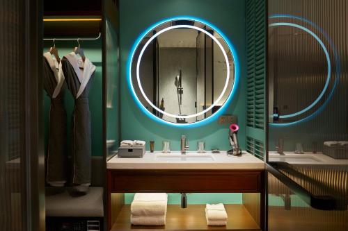 杭州杭州西湖米兰逸扉酒店(步行10分钟至西湖)的一间带水槽和镜子的浴室