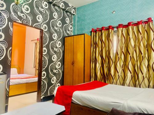 加尔各答Hotel Bengal的一间卧室配有两张床和镜子