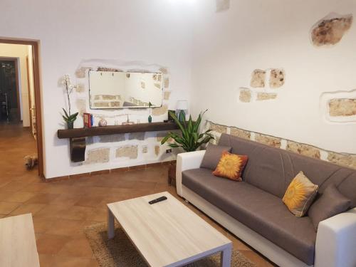 巴勒莫Casa Milù的客厅配有沙发和桌子