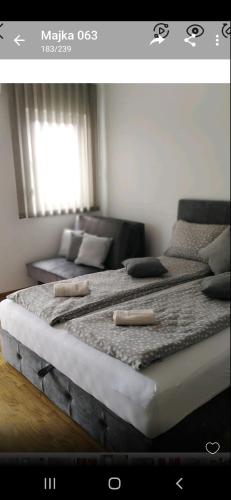 弗尔尼亚奇卡矿泉镇Zoka Bilja的一间卧室配有一张大床和两个枕头