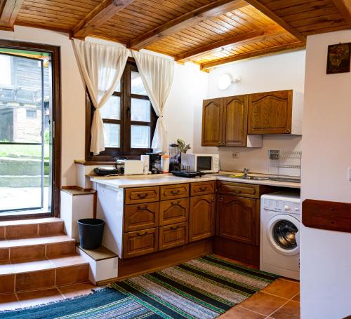 埃伦娜Razsukanova house , Разсукановата къща的厨房配有水槽和洗衣机