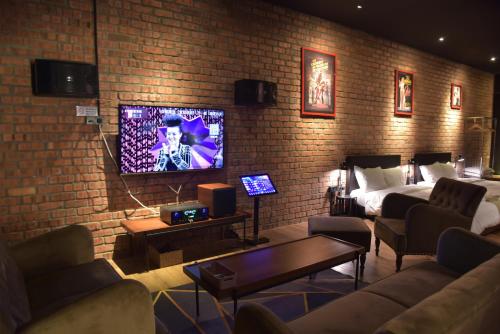 怡保The Label Suites Ipoh的带沙发、床和电视的客厅