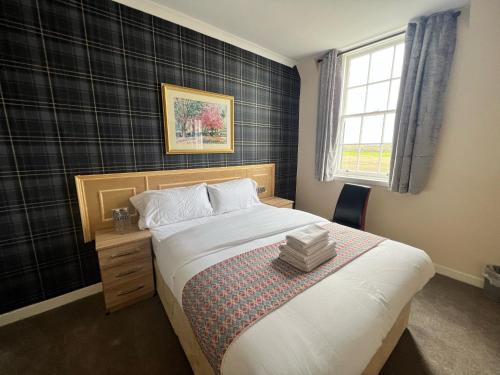 东威姆斯Earl David Hotel的一间卧室设有一张大床和一个窗户。