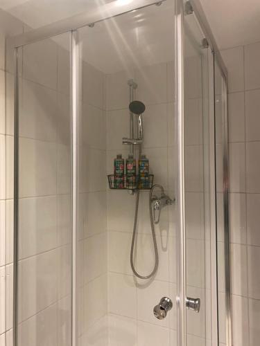 利物浦Tuebrook Towers的带淋浴的浴室(带玻璃淋浴间)