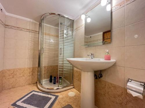 依克希亚Asiminas lovely house的一间带水槽和淋浴的浴室