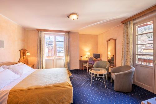 费拉迪普利米罗雷莱奥辛赫酒店的配有一张床和一张书桌的酒店客房