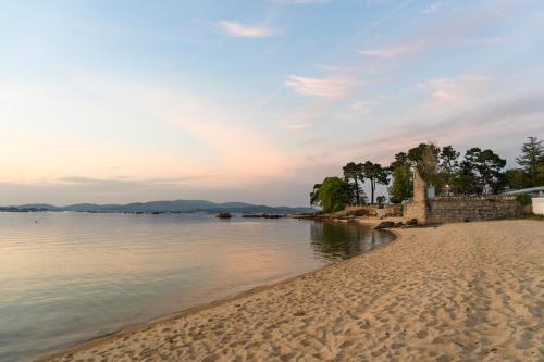 阿罗萨新镇Hotel Leal - La Sirena的海水前的海滩