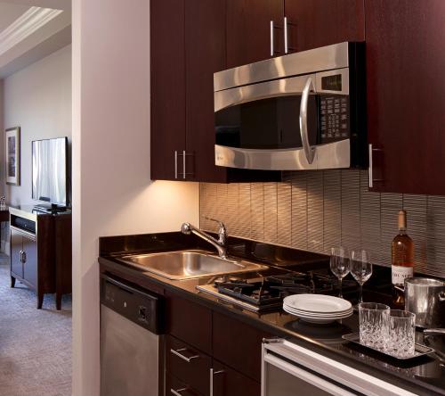 纽约纽约特朗普国际酒店的厨房配有水槽和微波炉