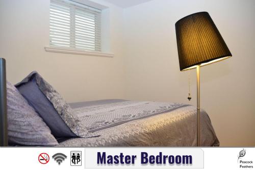 萨里Stylish Guest Suite with Free Parking - Sleep up to 6的一间卧室配有床和落地灯