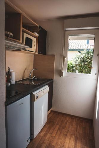 苏斯通Villas du lac的一个带水槽和窗户的小厨房