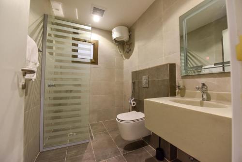 利雅德شقق الهدوء Alhudu Apartments的一间带卫生间和水槽的浴室