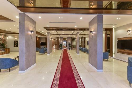 利雅德شقق الهدوء Alhudu Apartments的楼房里铺着红地毯的走廊