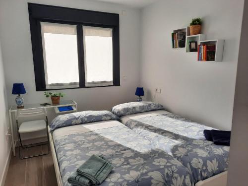 希洪Apartamento Dindurra Centro Playa的带窗户的客房内设有两张单人床。