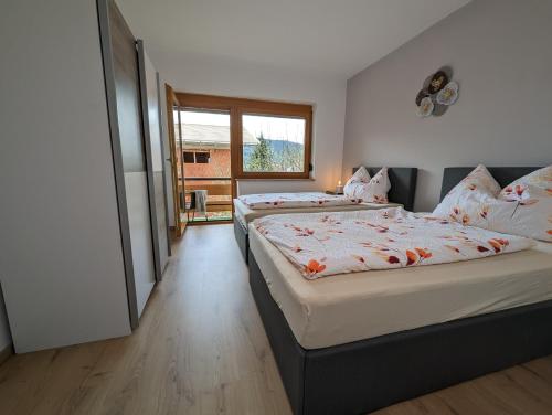 德布里阿赫Angerpartments-Sonnige große Wohnung mit Balkon und kostenlosen Parkplatz的一间卧室设有两张床和窗户。