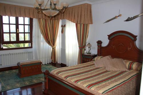 桑提亚纳德玛Villa Marta的一间卧室设有一张床和一个窗口