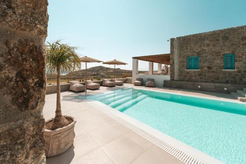 阿格拉瑞Anemela Villas & Suites Mykonos的一座带游泳池和度假村的别墅