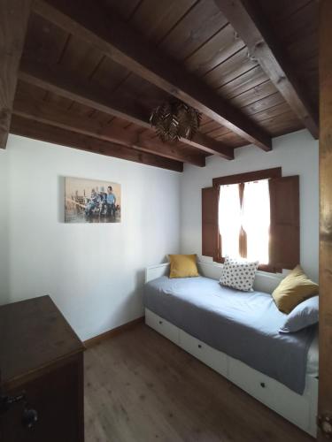 坎加斯-德奥尼斯Aromas de Coraín的一间卧室设有一张床和一个窗口