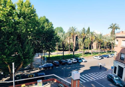 塔拉韦拉·德·拉·雷纳Apartamento La Muralla的享有停车场空中的景致,设有汽车