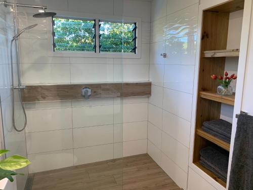 拉罗汤加Konini Retreat的带淋浴的浴室和窗户。