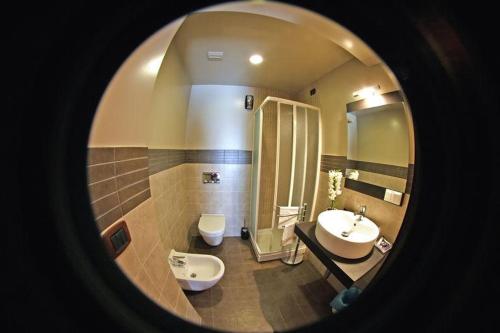 圣雷莫Pisolo Resort的一间带水槽、淋浴和卫生间的浴室