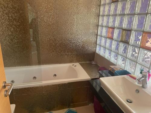 西迪布克纳德尔COOSY APPARTEMENT PRESTIGIA PLAGE DES NATIONS的带浴缸和盥洗盆的浴室
