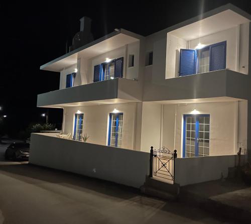 里瓦的亚Elefanti Nani的夜晚有灯的大白色房子